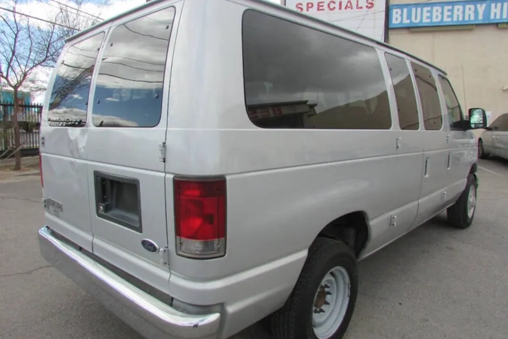 2006 Ford E-350 photo 1