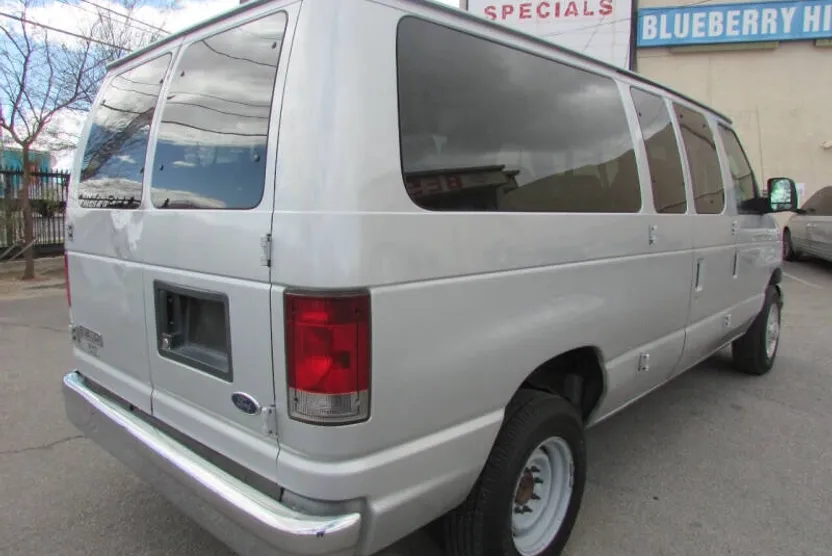2006 Ford E-350 photo 1