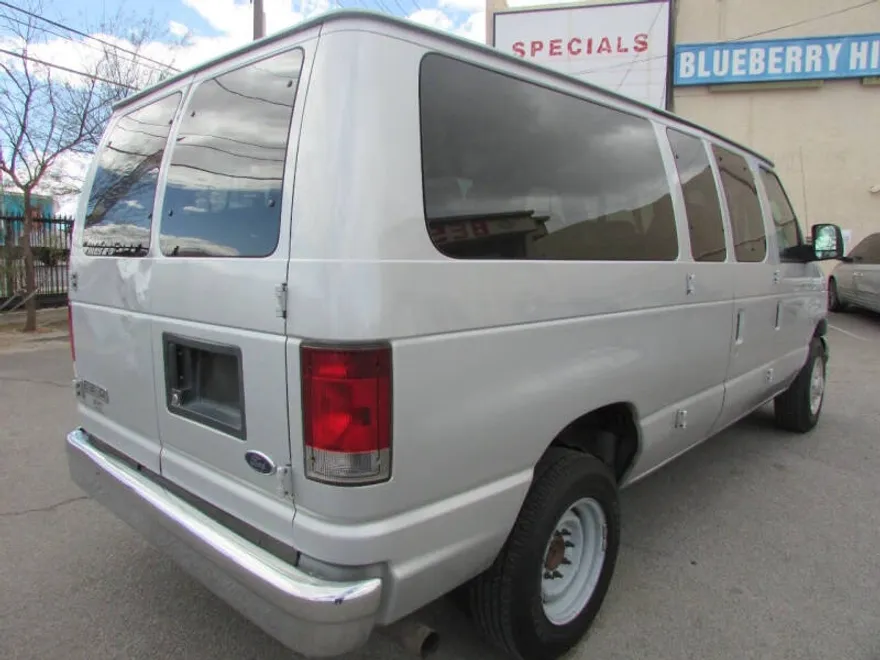 2006 Ford E-350 photo 1