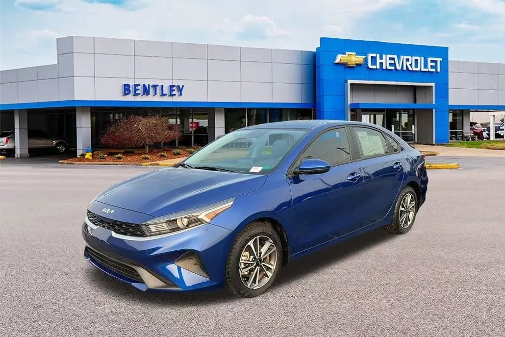 2023 Kia Forte LXS photo 1