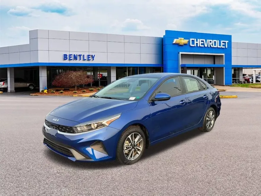 2023 Kia Forte LXS photo 1