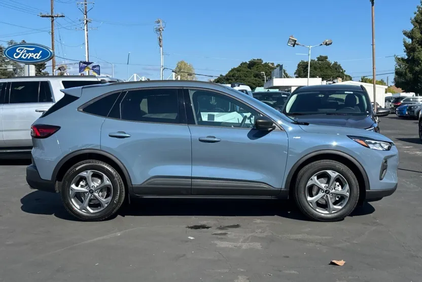2025 Ford Escape ST-Line photo 1
