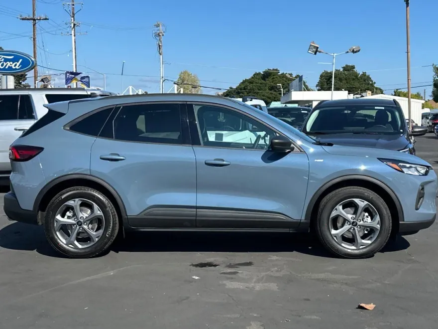 2025 Ford Escape ST-Line photo 1