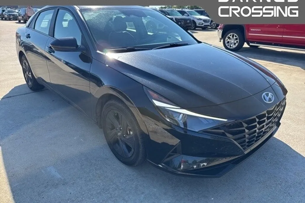 2023 Hyundai Elantra SEL photo 1