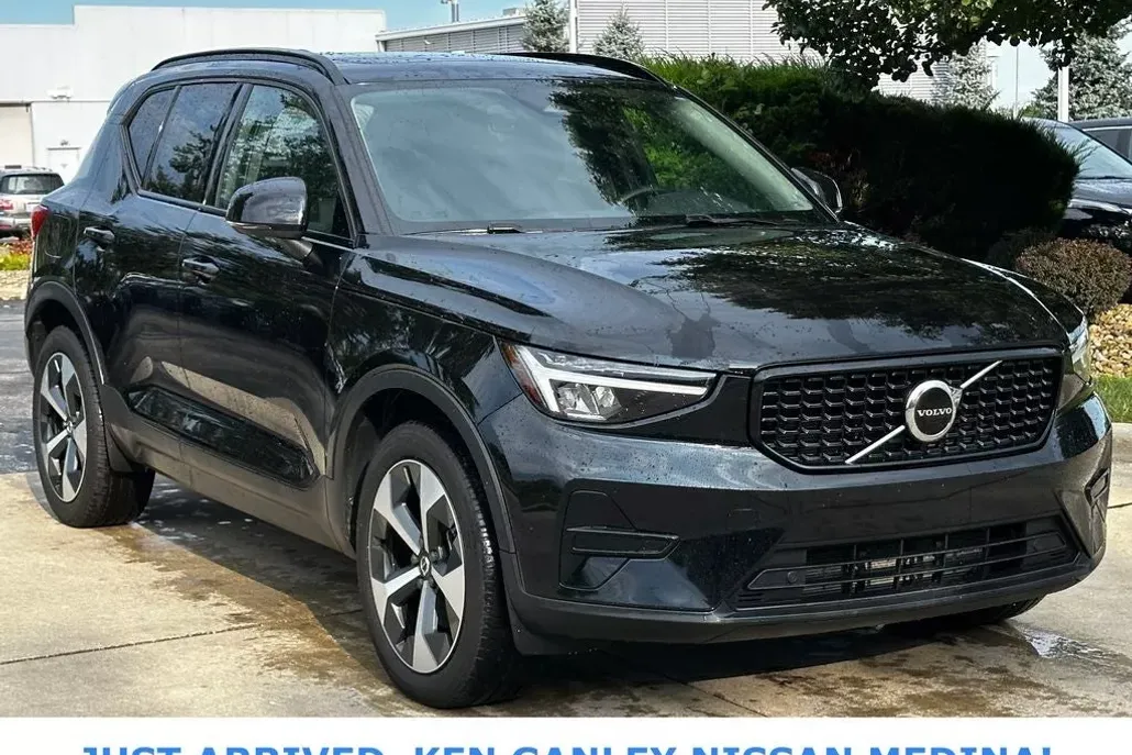 2024 Volvo XC40 Core photo 1