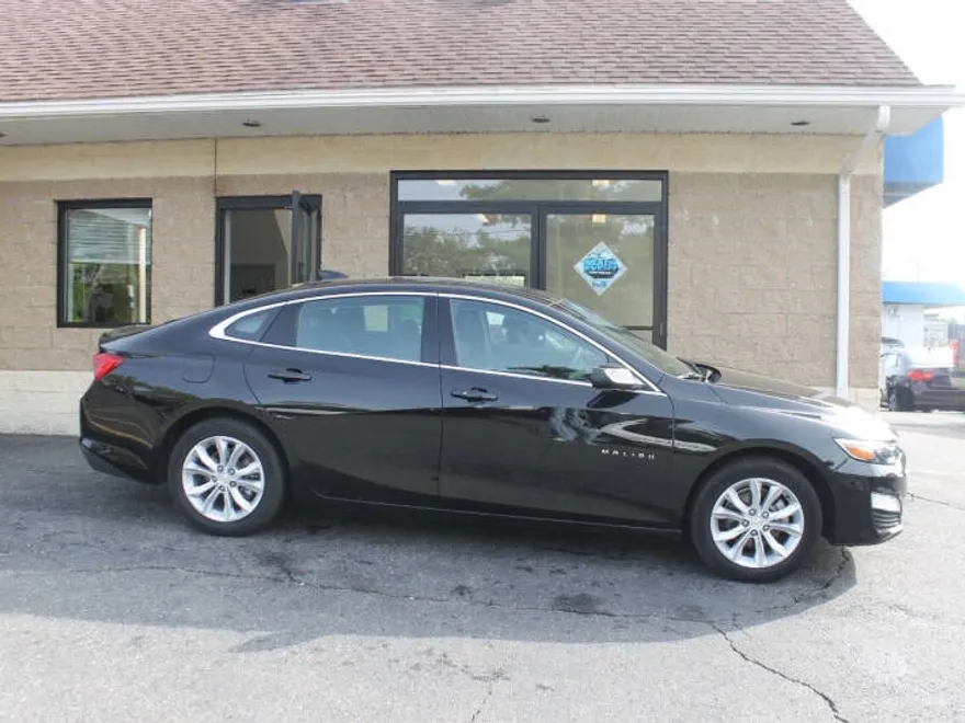 2024 Chevrolet Malibu 1LT photo 1