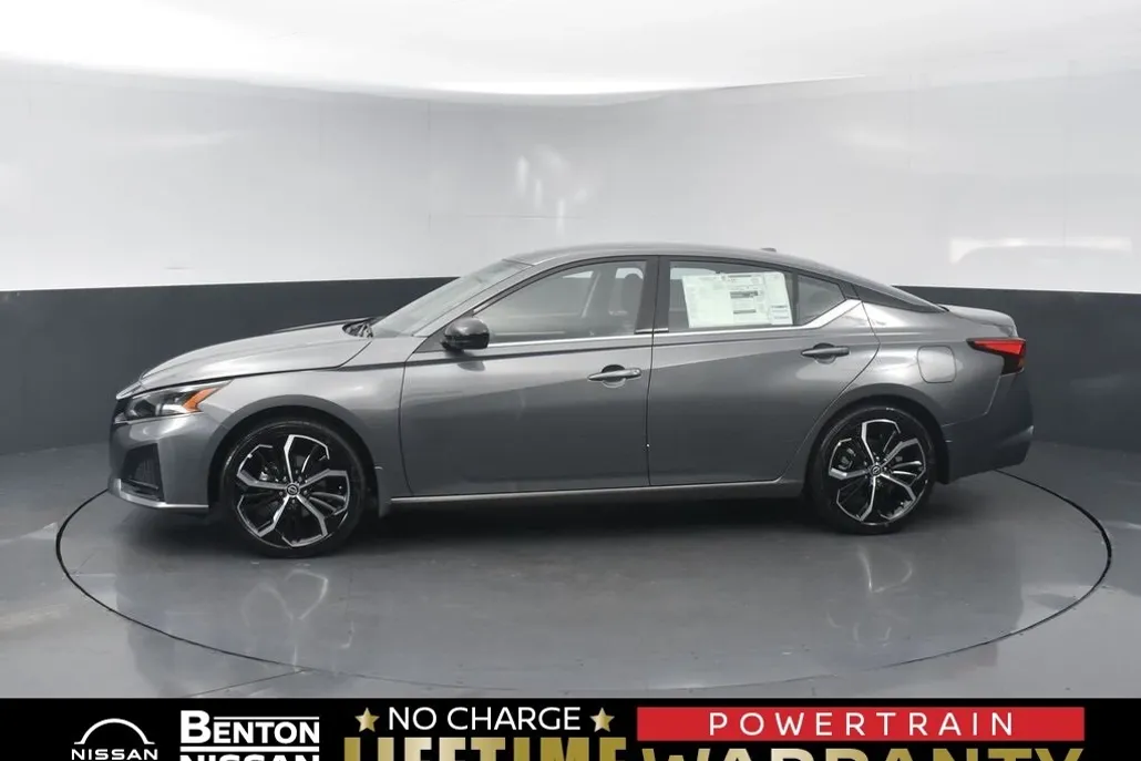 2025 Nissan Altima SR photo 1