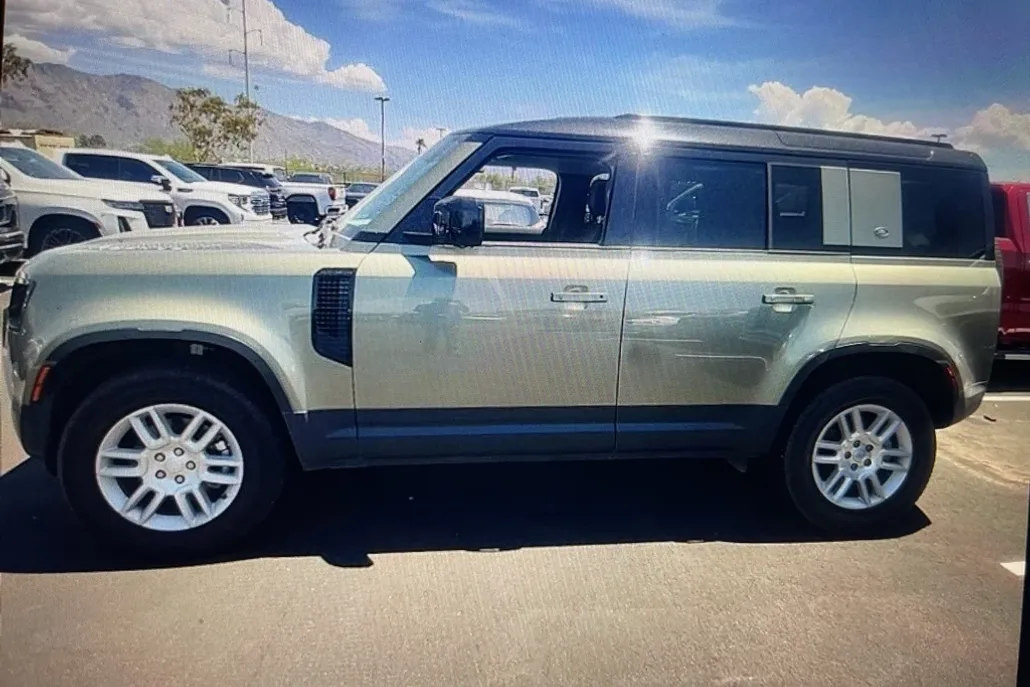 2023 Land Rover Defender 110 S photo 1