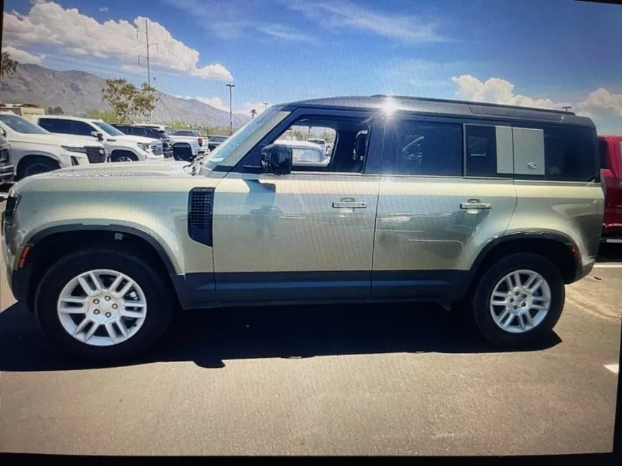 2023 Land Rover Defender 110 S photo 1
