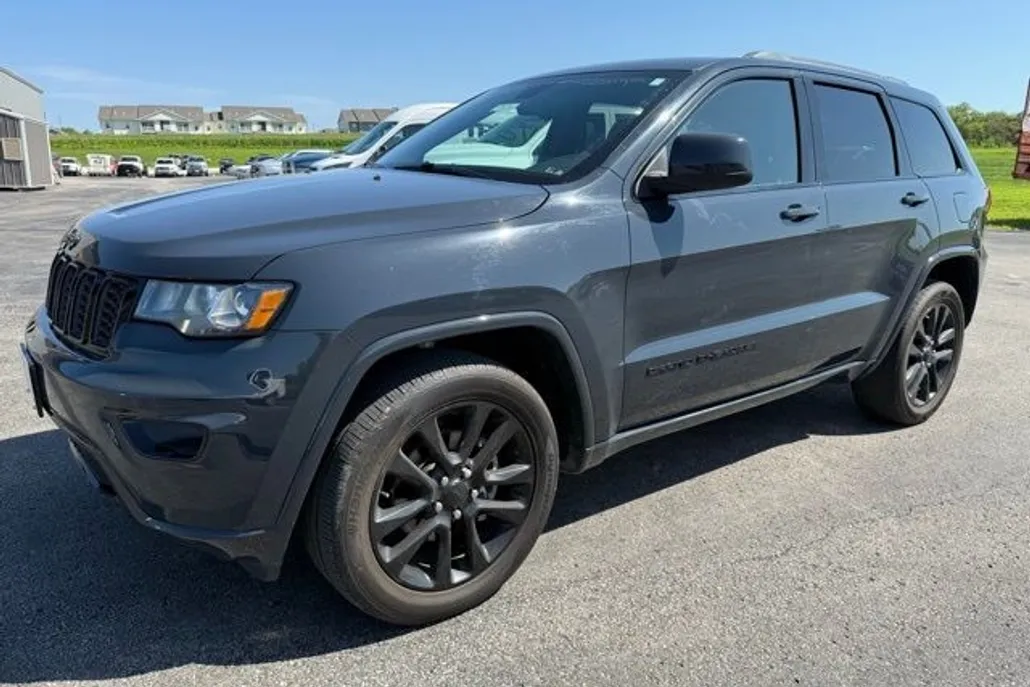 2018 Jeep Grand Cherokee Laredo Altitude photo 1