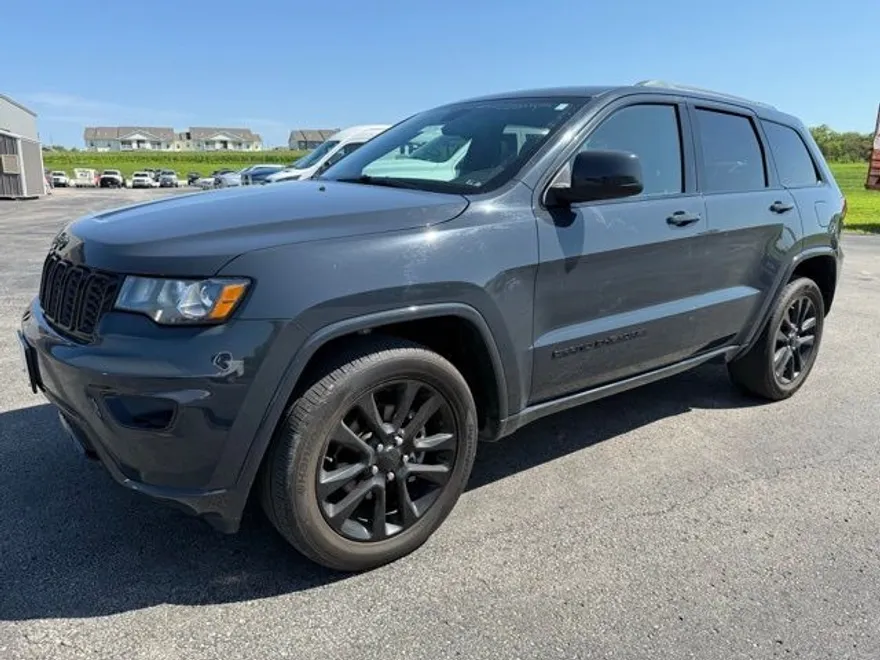 2018 Jeep Grand Cherokee Laredo Altitude photo 1