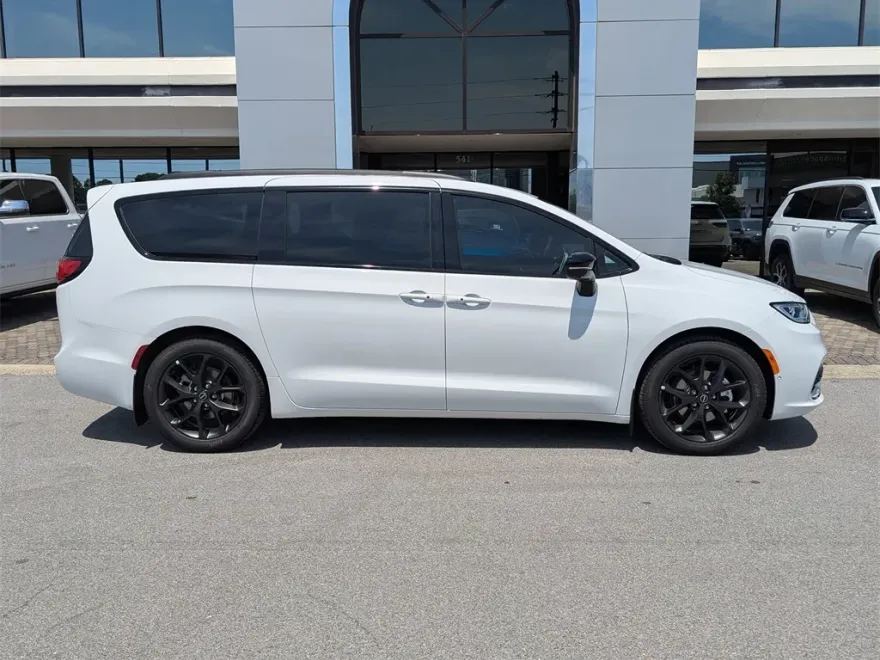 2026 Chrysler Pacifica Limited photo 1