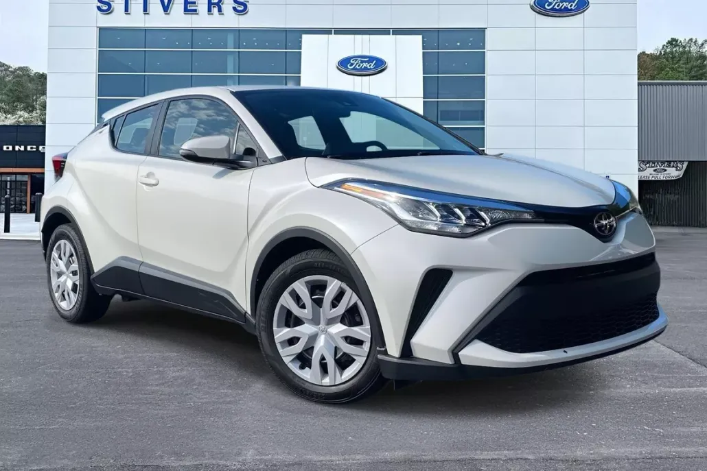2020 Toyota C-HR LE photo 1