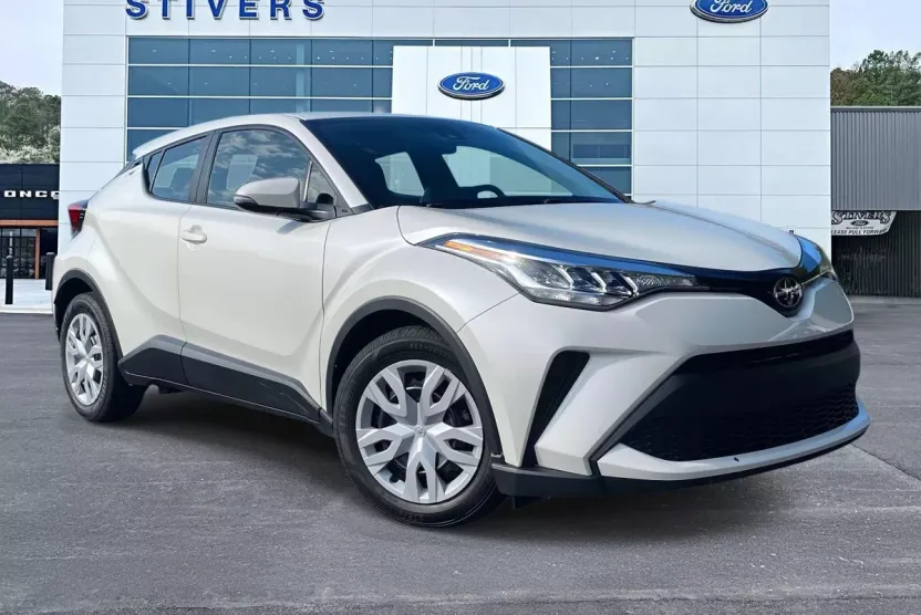 2020 Toyota C-HR LE photo 1