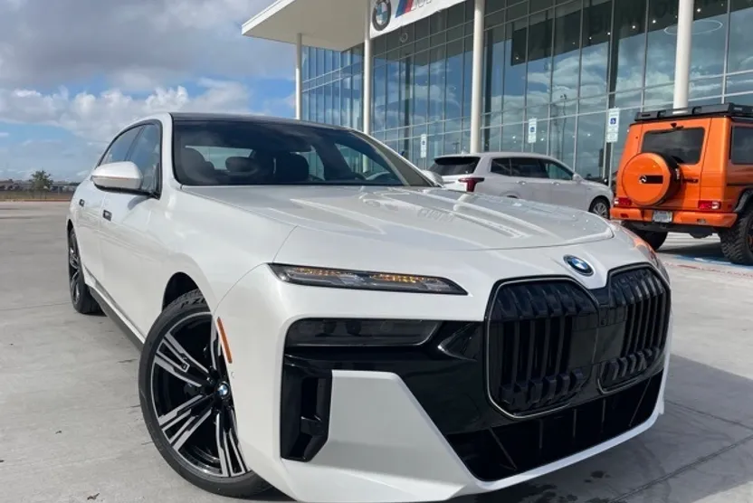 2026 Bmw 750e photo 1