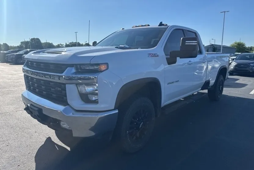 2023 Chevrolet Silverado 3500HD LT photo 1