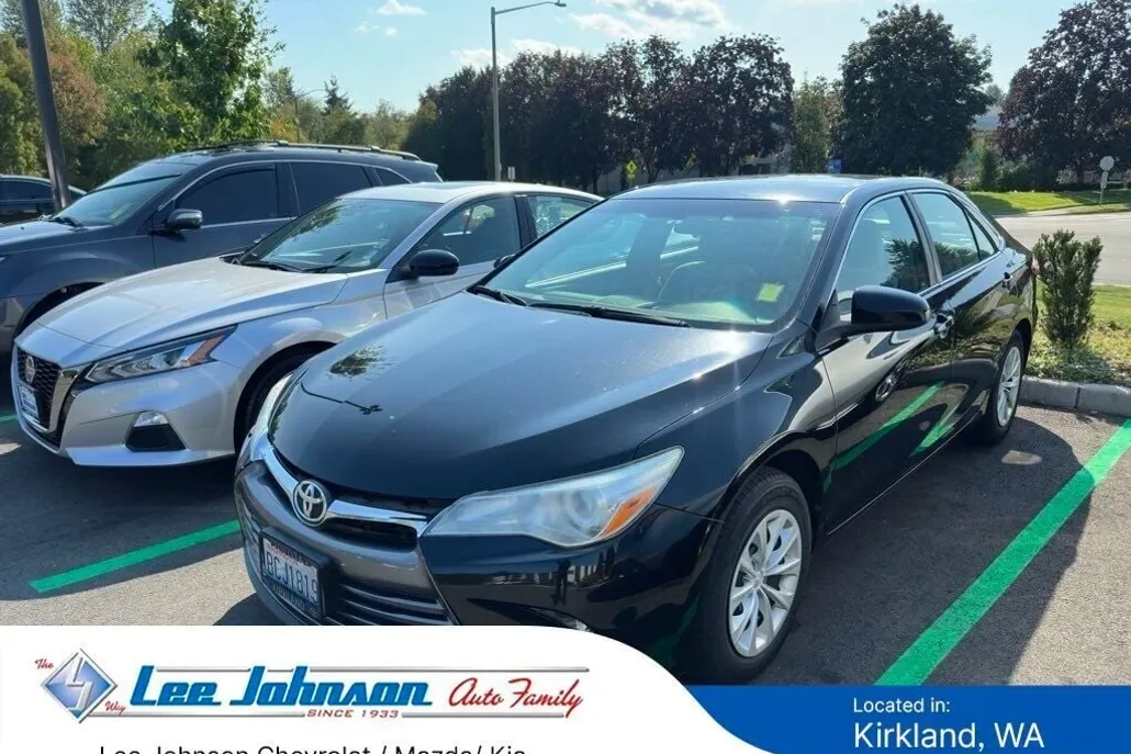 2016 Toyota Camry LE photo 1
