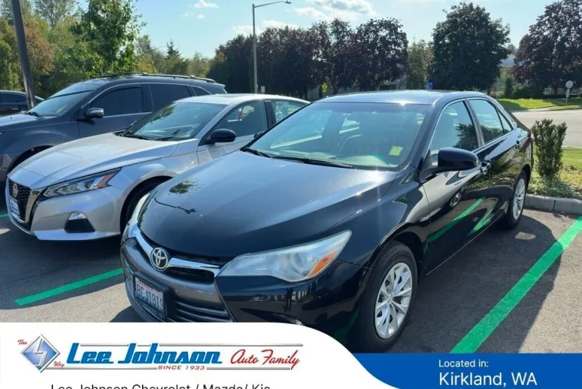 2016 Toyota Camry LE photo 1