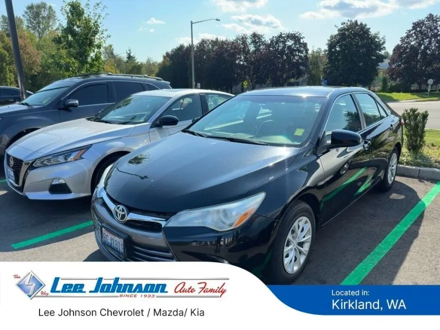 2016 Toyota Camry LE photo 1