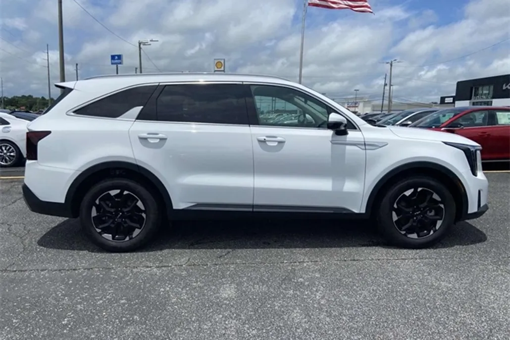 2025 Kia Sorento S photo 1