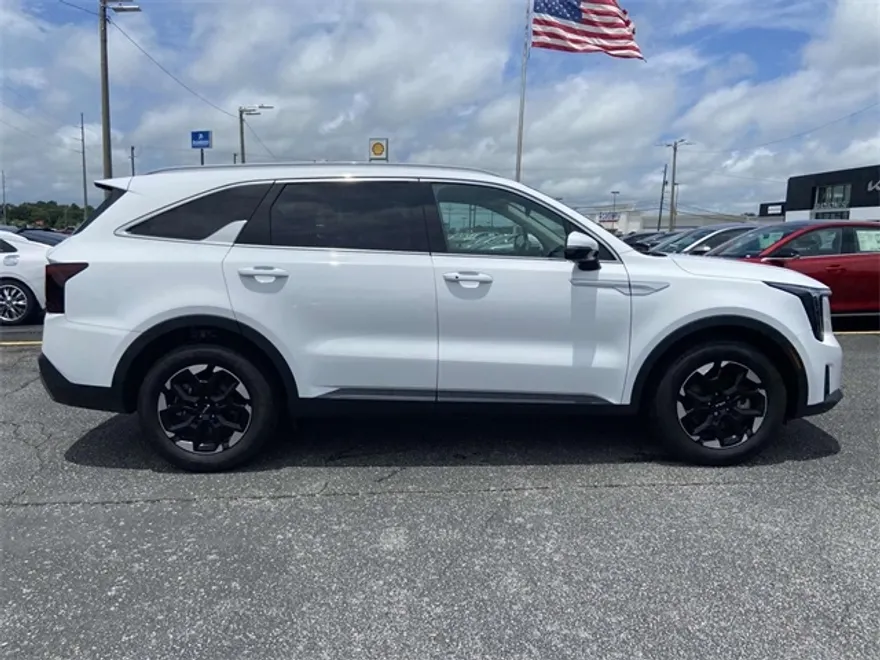 2025 Kia Sorento S photo 1