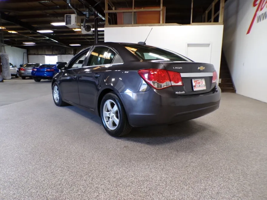 2016 Chevrolet Cruze LT photo 1