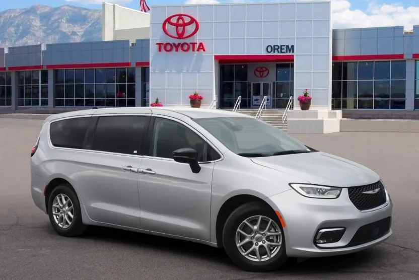 2024 Chrysler Pacifica Touring L photo 1