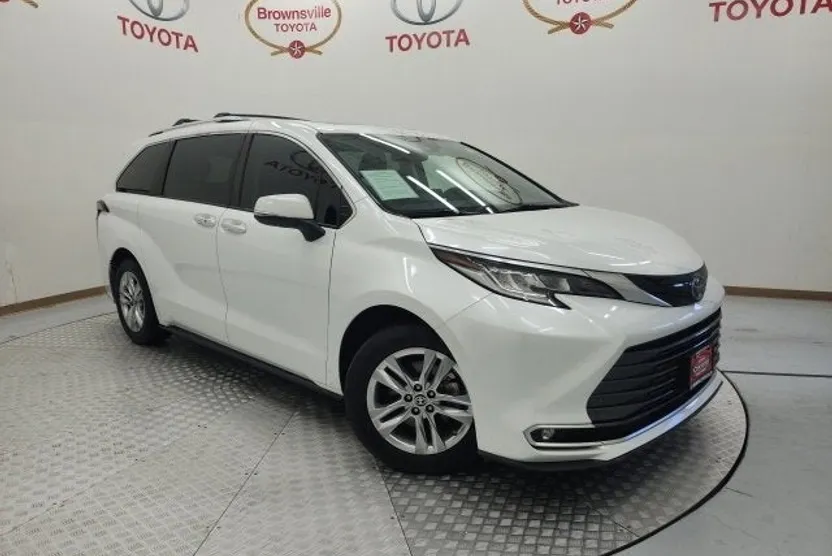 2022 Toyota Sienna Limited photo 1