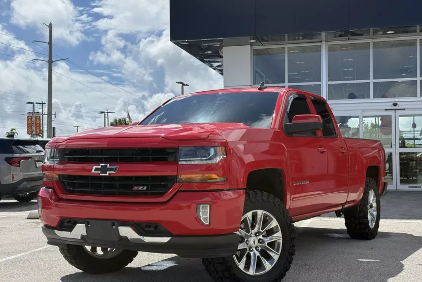 2018 Chevrolet Silverado 1500 LT photo 1