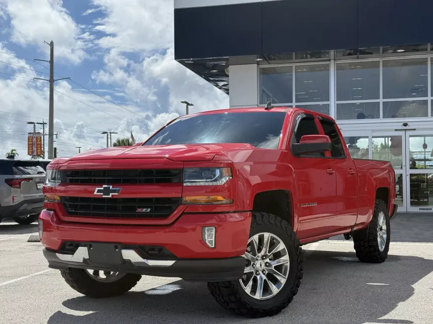 2018 Chevrolet Silverado 1500 LT photo 1