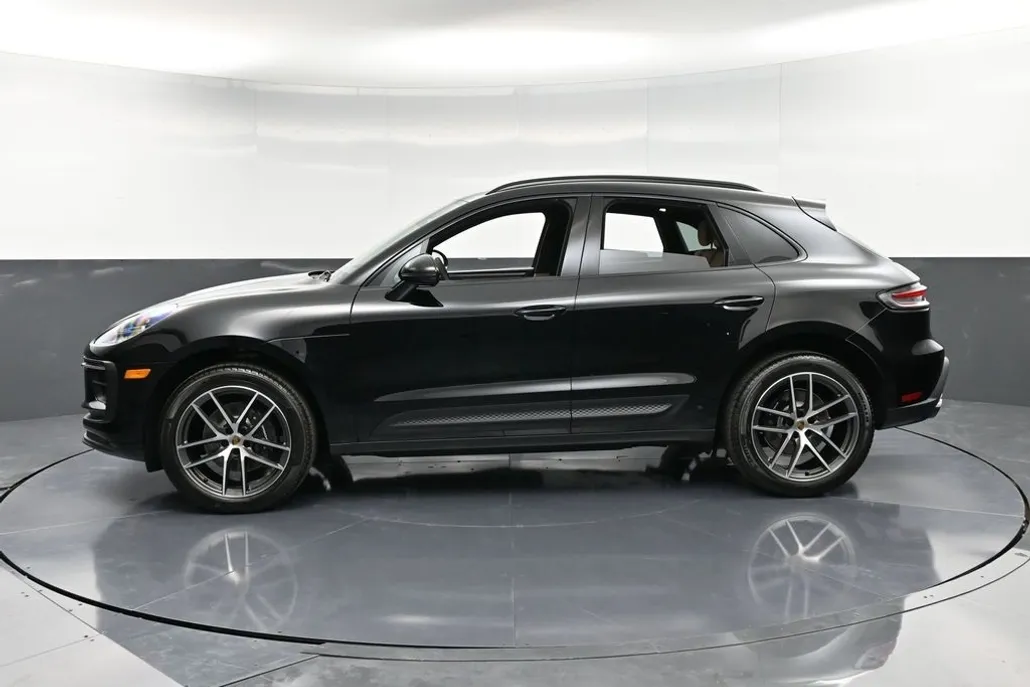 2025 Porsche Macan T photo 1