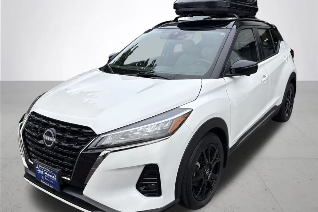 2023 Nissan Kicks SR photo 1