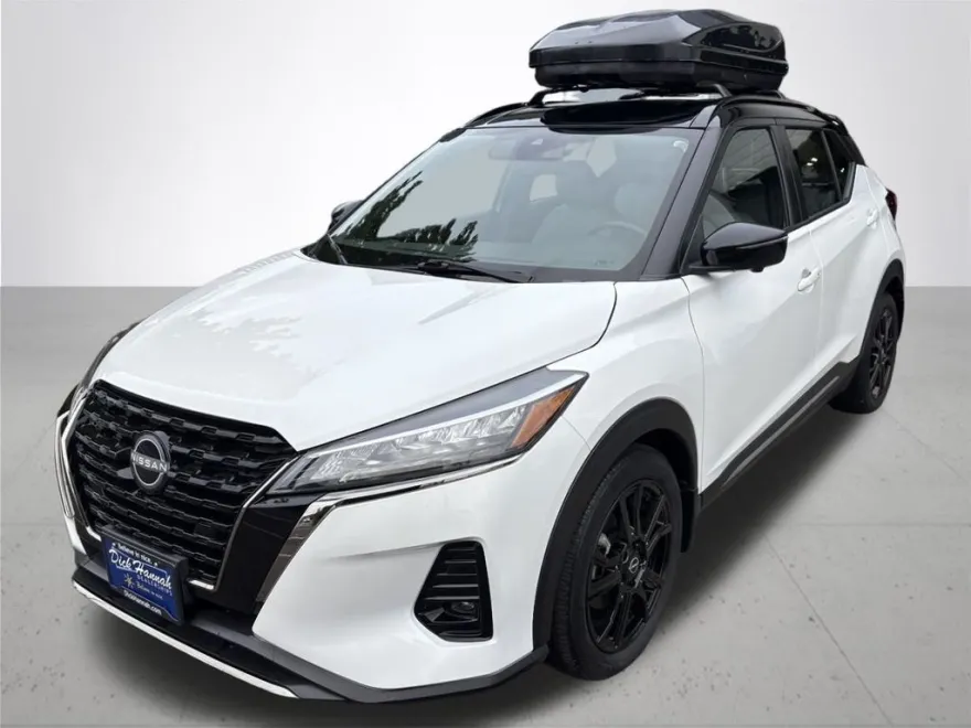2023 Nissan Kicks SR photo 1