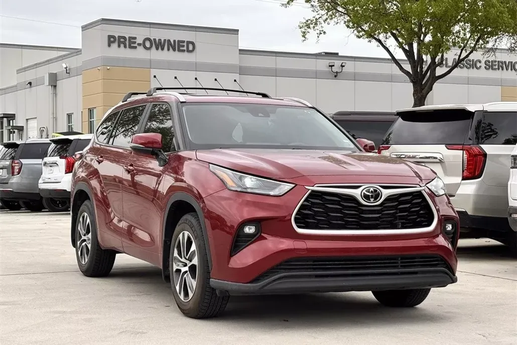 2023 Toyota Highlander L photo 1