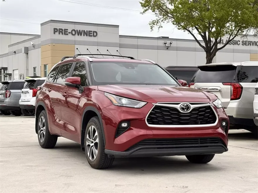 2023 Toyota Highlander L photo 1