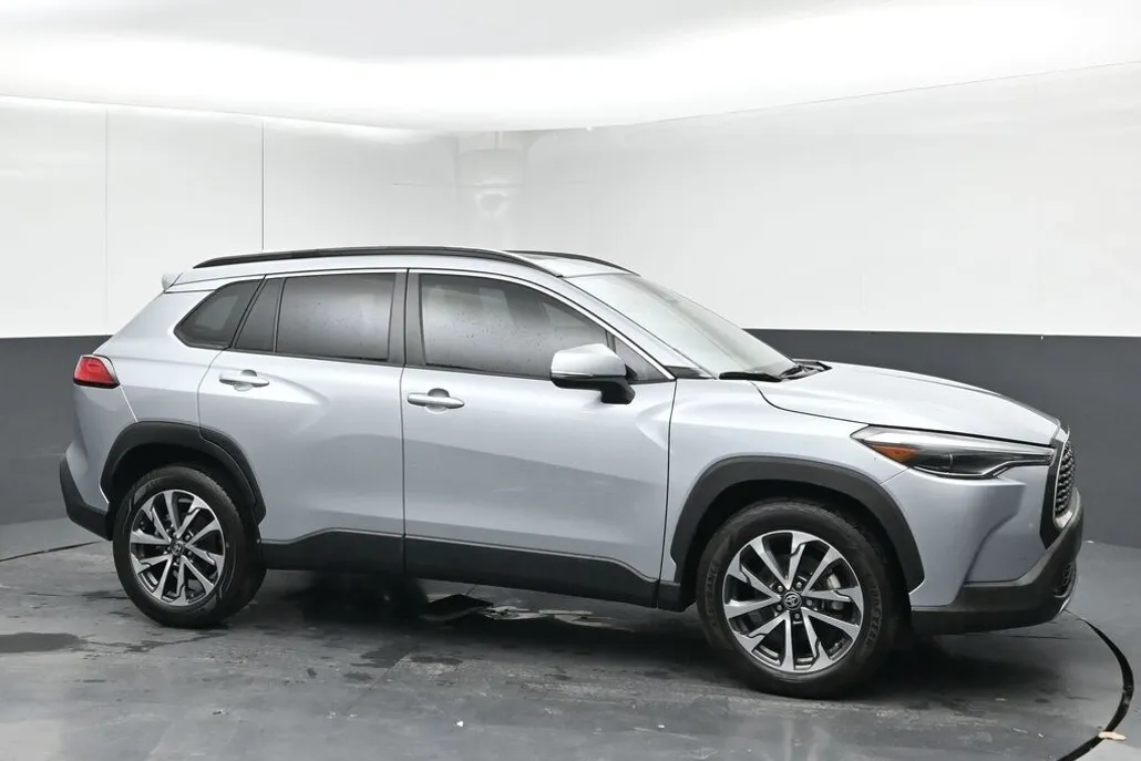 2023 Toyota Corolla Cross XLE photo 1