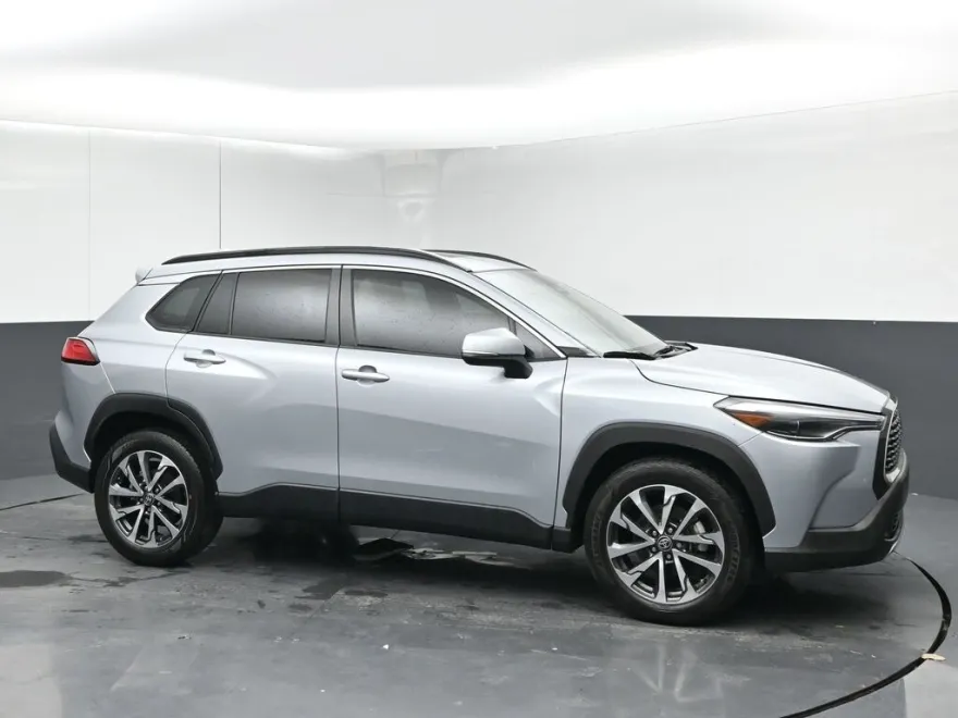 2023 Toyota Corolla Cross XLE photo 1
