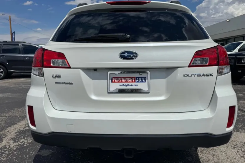 2014 Subaru Outback 2.5i Limited photo 1