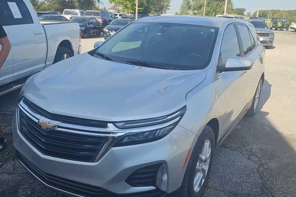 2022 Chevrolet Equinox LT photo 1