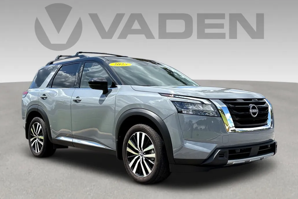 2025 Nissan Pathfinder Platinum photo 1