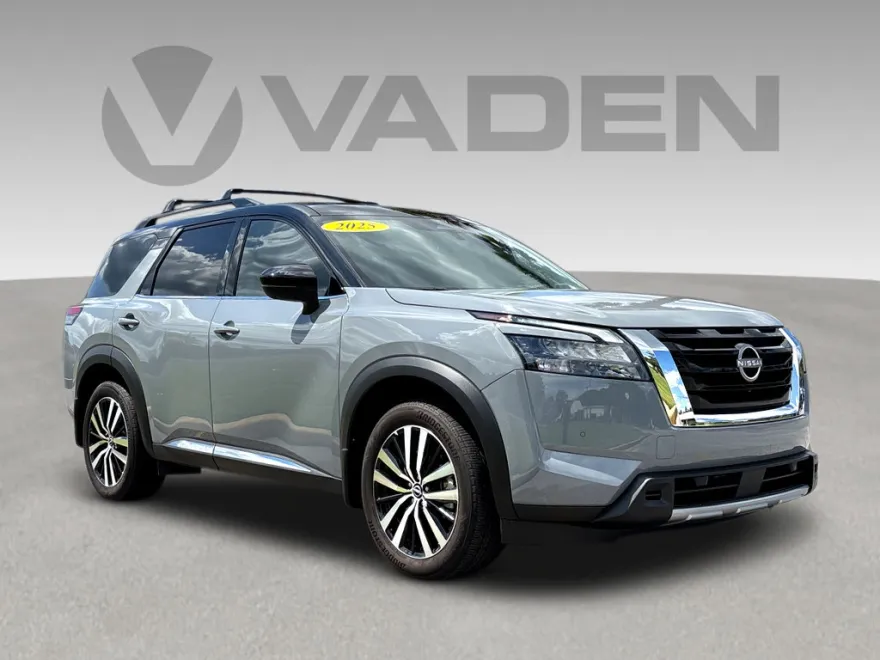 2025 Nissan Pathfinder Platinum photo 1