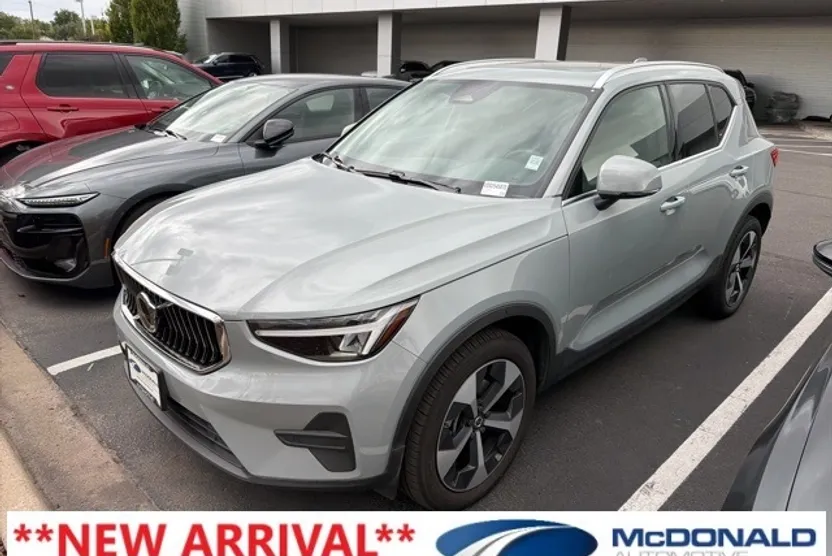 2025 Volvo XC40 AWD Core photo 1