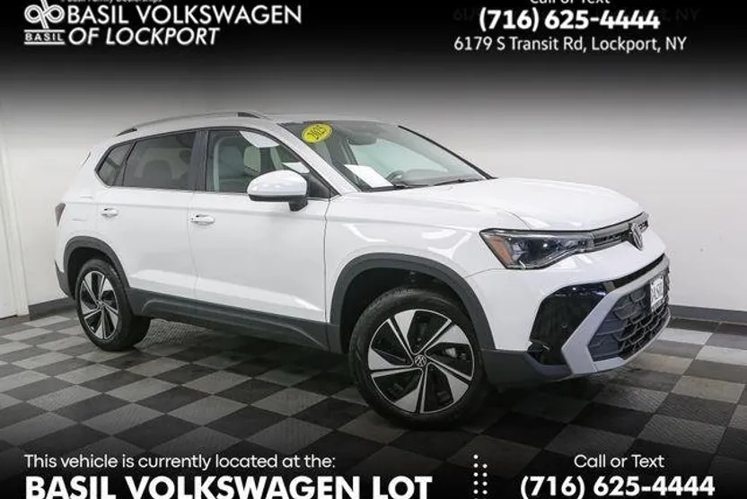 2025 Volkswagen Taos SE photo 1