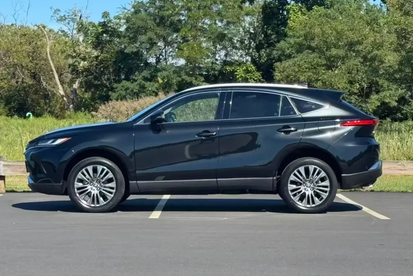 2022 Toyota Venza XLE photo 1
