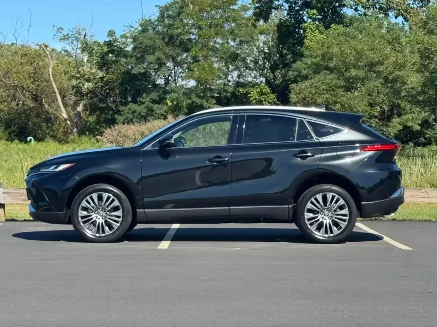 2022 Toyota Venza XLE photo 1
