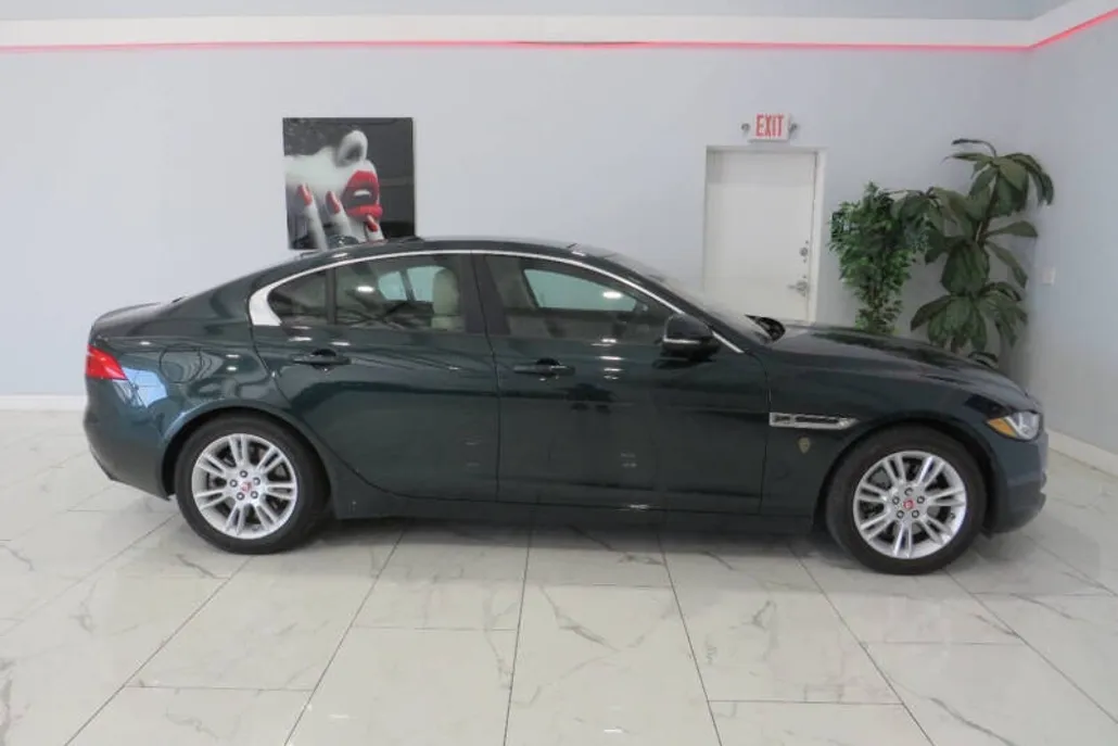 2017 Jaguar XE Premium photo 1