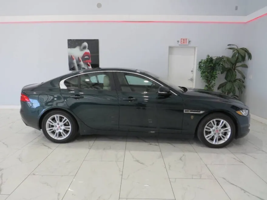 2017 Jaguar XE Premium photo 1