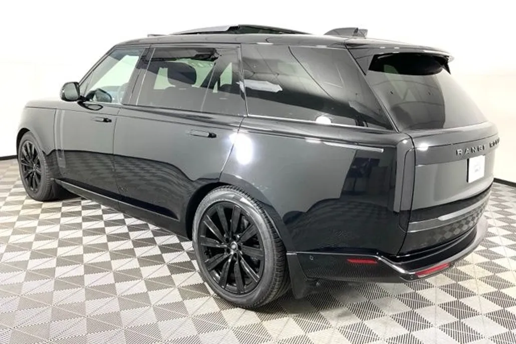 2025 Land Rover Range Rover SE photo 1