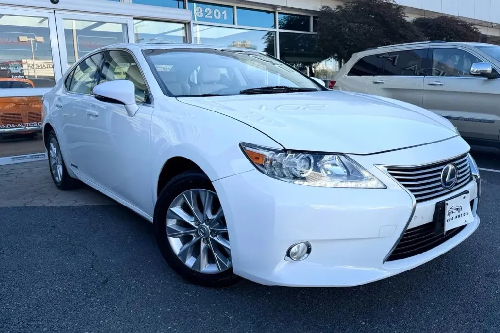 2013 Lexus ES 300h photo 1