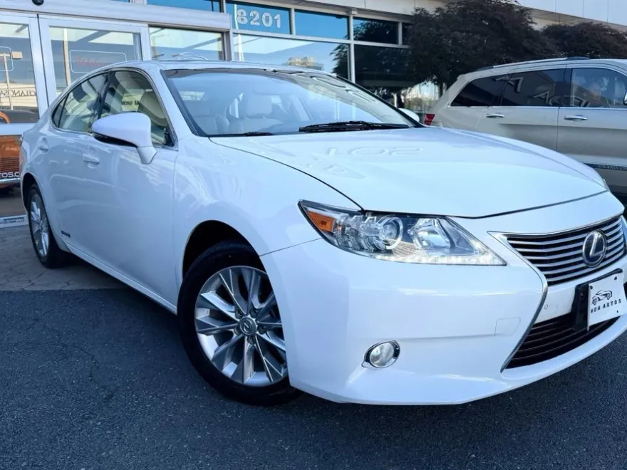 2013 Lexus ES 300h photo 1